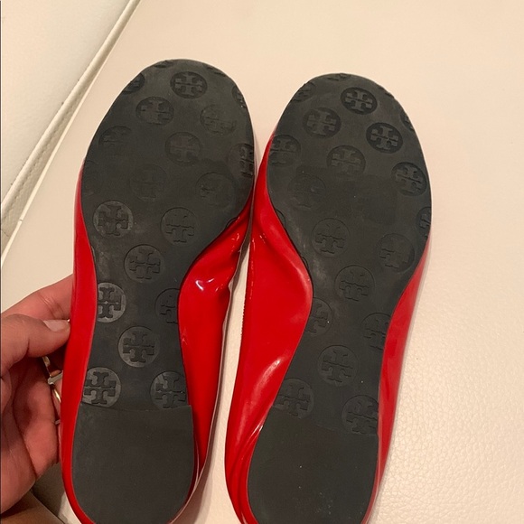 Tory Burch Red Leather Flats with Logo Medallion - Picture 5 of 5